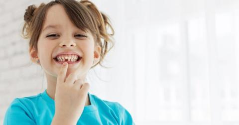 تساقط الأسنان اللبنية عند الأطفال بالترتيب