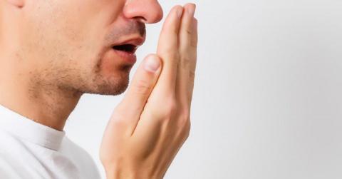كيفية القضاء على رائحة الفم الكريهة عند