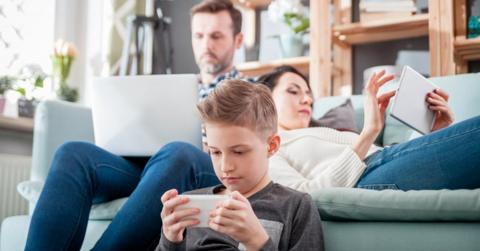 أعراض إدمان الإنترنت والألعاب عند المراهقين