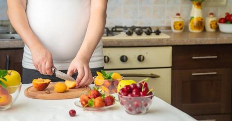 فوائد الخوخ للحامل والجنين وأضرار أكل الخوخ
