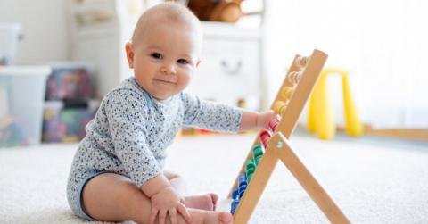 علامات الذكاء عند الرضع وتنمية ذكاء الطفل
