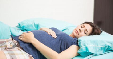 النوم على الظهر للحامل ووضعيات نوم الحامل حسب