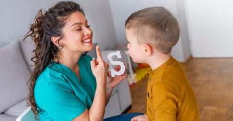 علاج اللثغة عند الأطفال وأسباب لدغة
